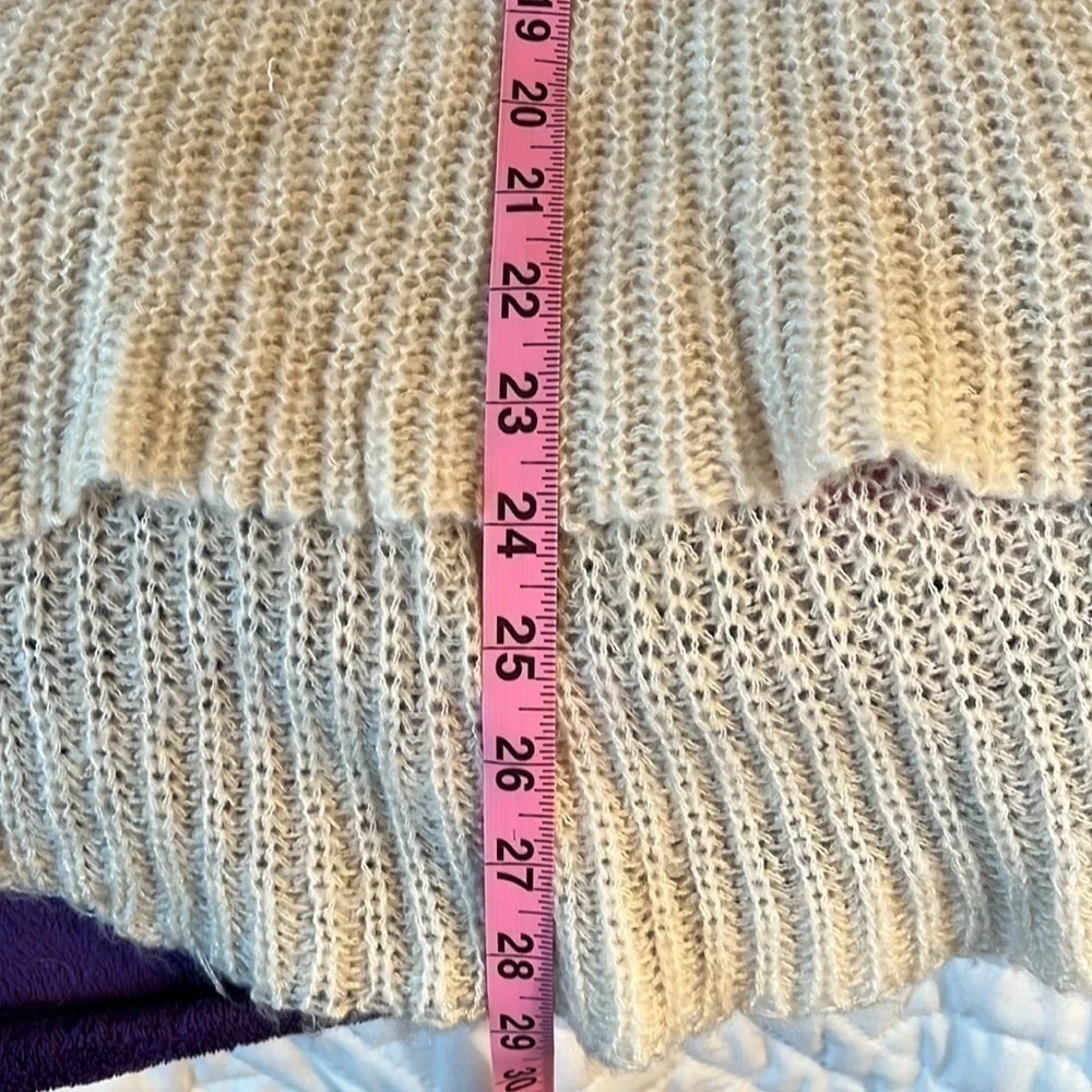 Azul Women’s cream ribbed V neck sweater. There is a little pull on sleeve.